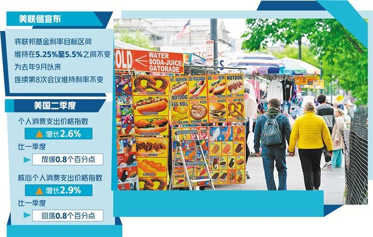 4月25日，在美国首都华盛顿，游客从白宫附近一辆食品售卖车旁经过。 新华社记者 刘 杰摄